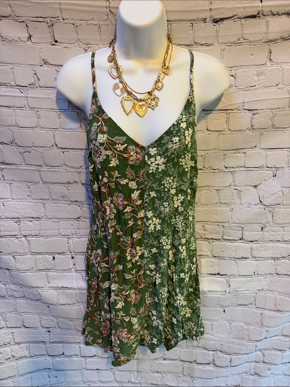 Live to Be Spoiled green mixed floral print mini dress, size Medium.
